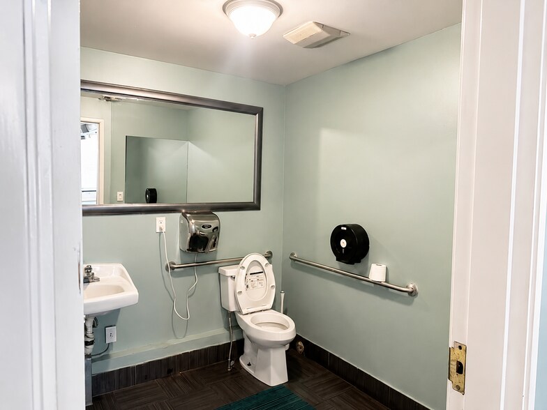 More Photos Of 1330 N Highland Ave, Los Angeles Freestanding For Lease