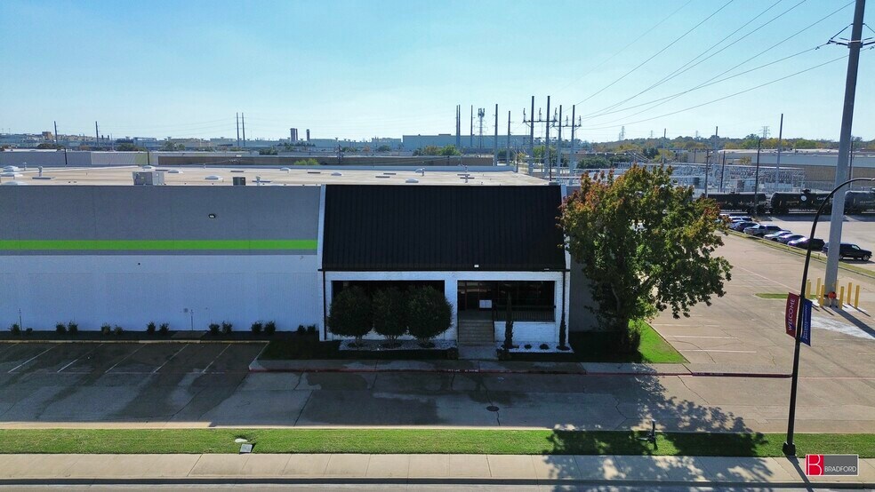 More Photos Of 2200-2202 E Randol Mill Rd, Arlington Warehouse For Lease