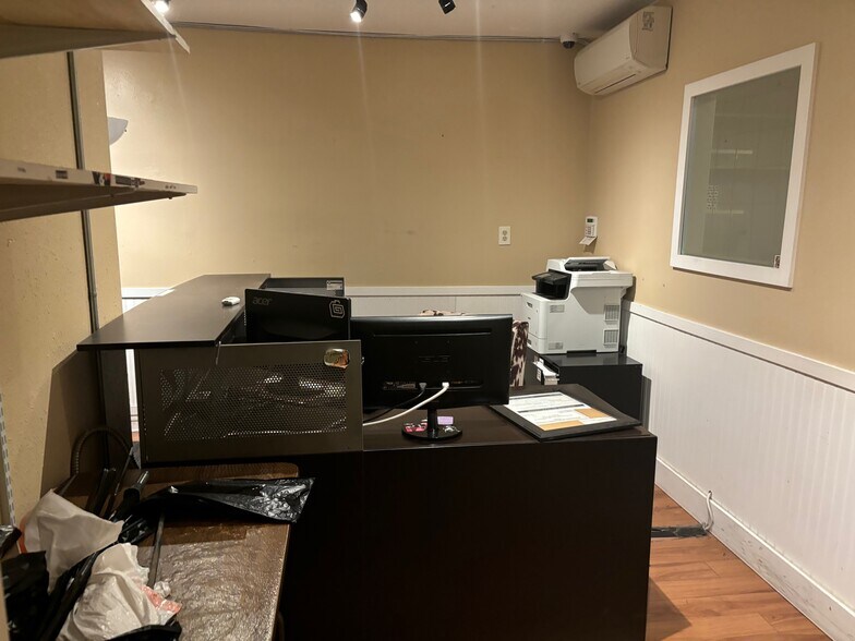 More Photos Of 15350 NE Sandy Blvd, Portland Office Residential For Sale