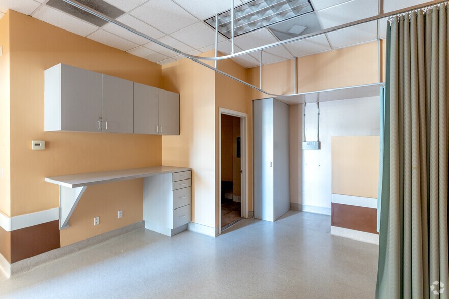 More Photos Of 940 E Valley Pky, Escondido Unknown For Lease