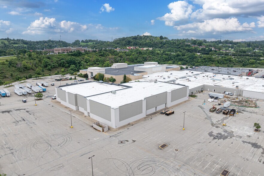 More Photos Of 1500 W Chestnut St, Washington Warehouse For Lease