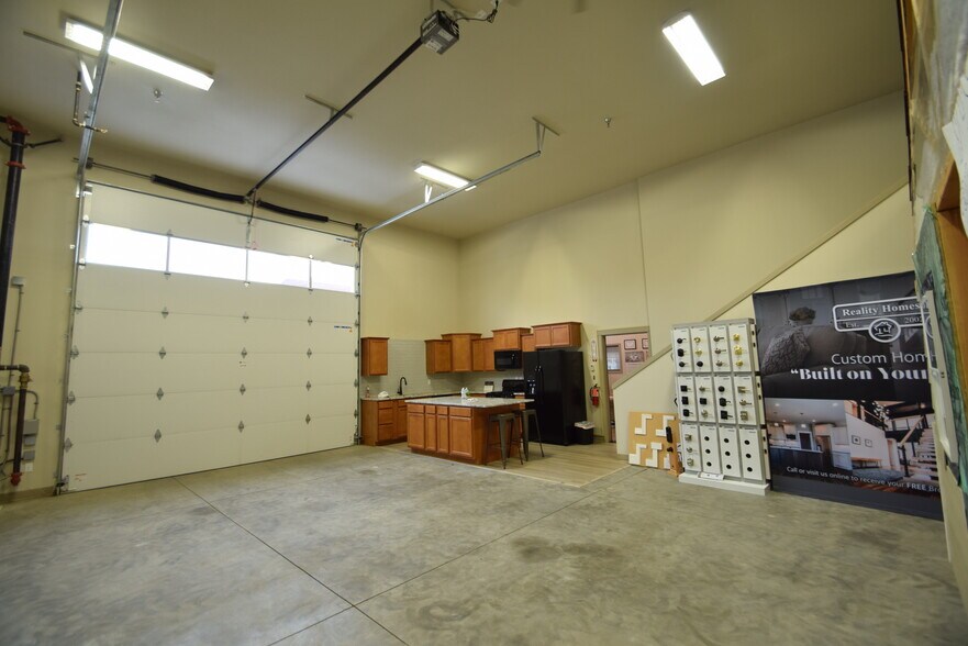 More Photos Of 611 NE Jackpine Ct, Redmond Distribution For Lease