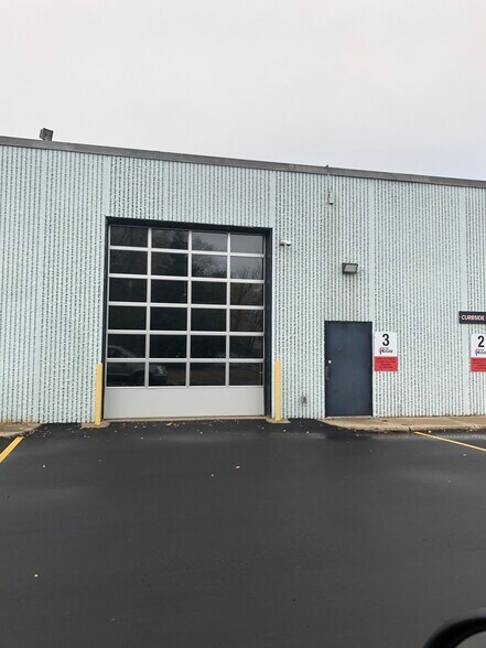 More Photos Of 300 S Owasso Blvd E, Little Canada Showroom For Lease