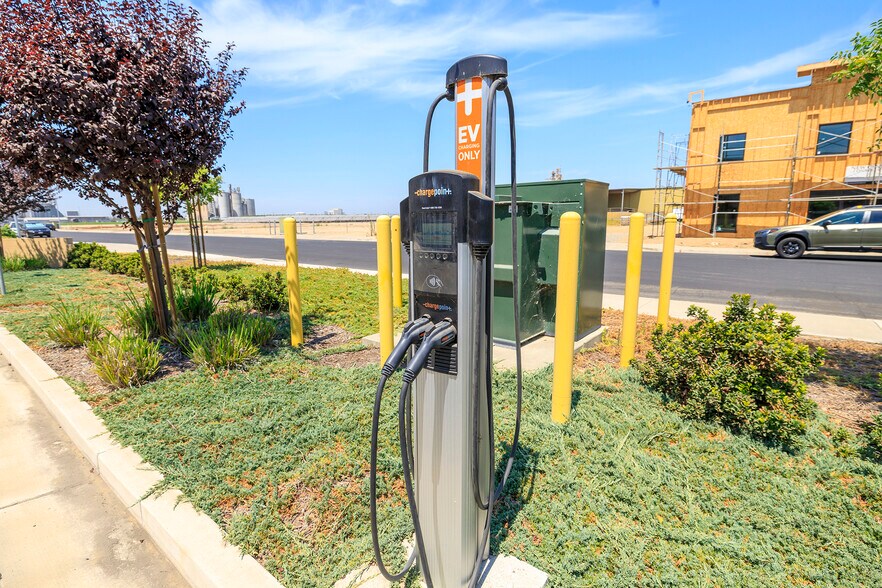 More Photos Of 3200-3212 Liberty Pky, Turlock Service For Lease