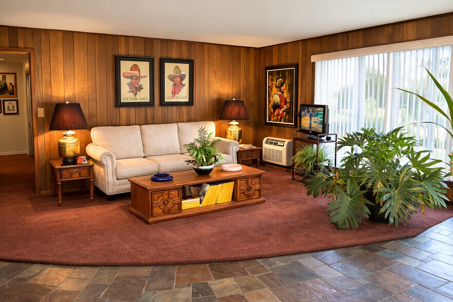 More Photos Of 304 College Ave, Levelland Hotel For Sale