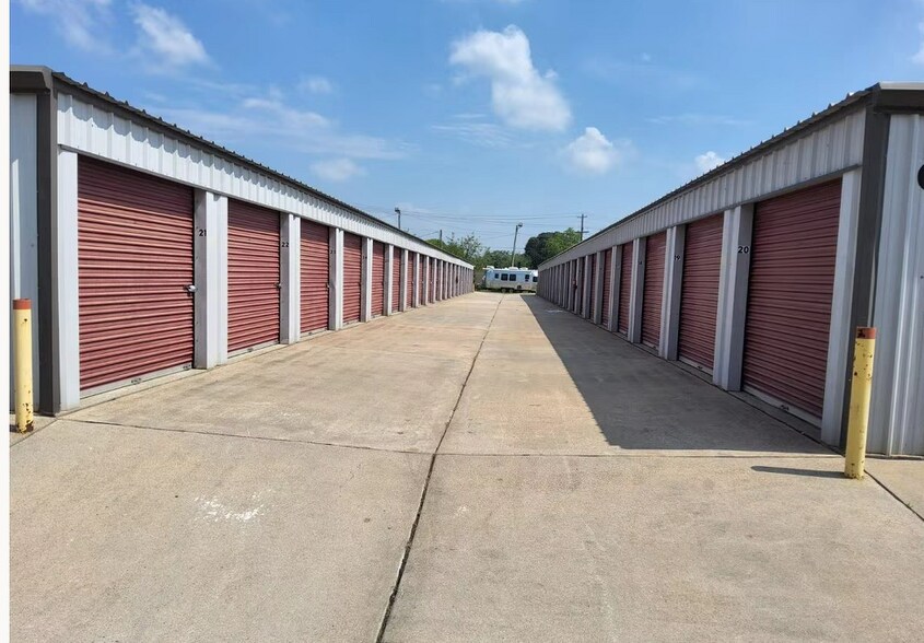 More Photos Of 1731 Main St, La Marque Contractor Storage Yard For Lease