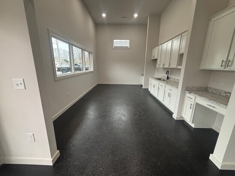 More Photos Of 138 Shivel Dr, Hendersonville Flex For Sale