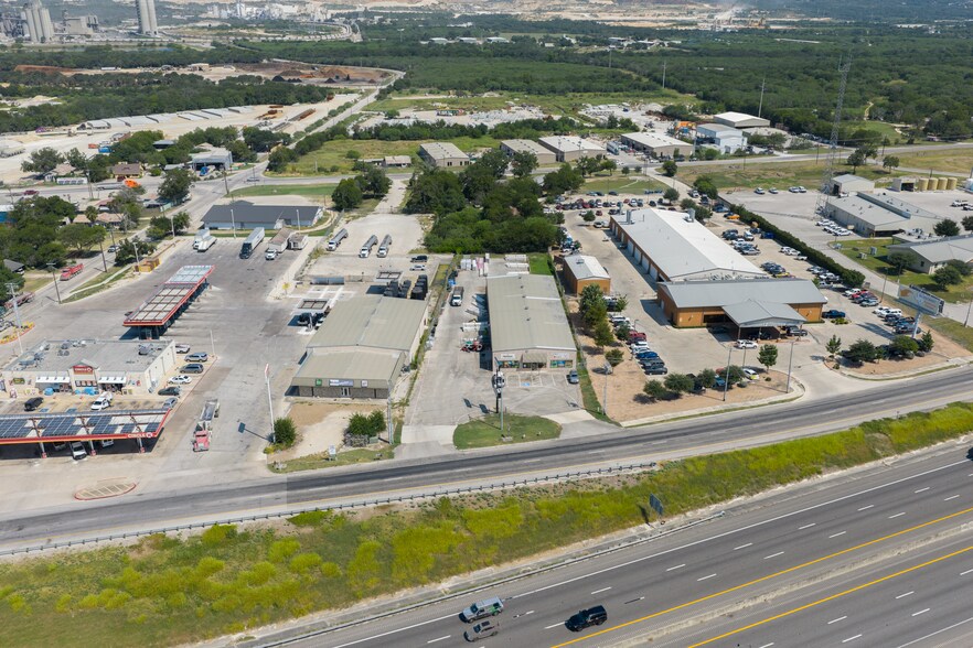 More Photos Of 4312 I 35 N Frontage rd, New Braunfels Distribution For Lease