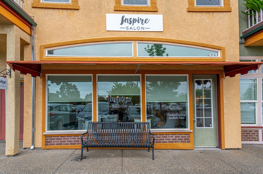 More Photos Of 9071 Windsor Rd, Windsor General Retail For Lease