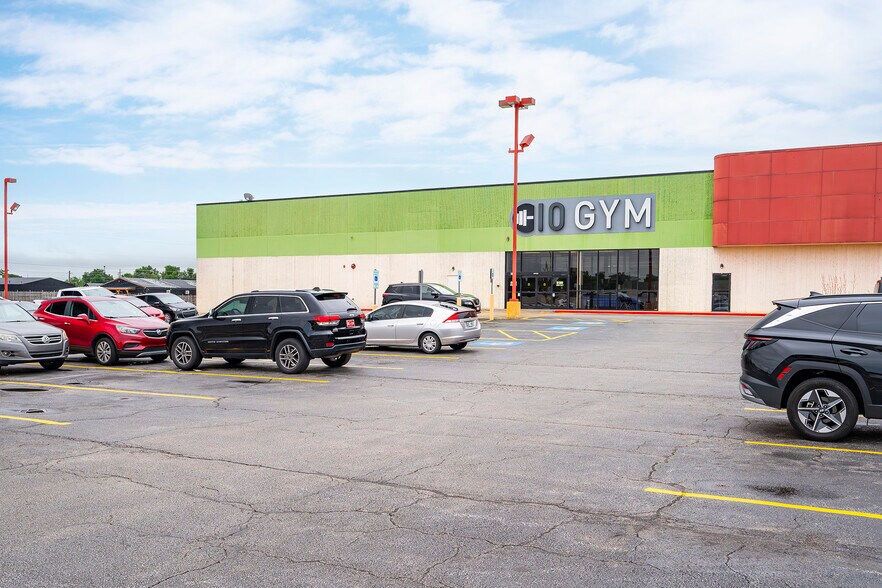 More Photos Of 9122-9142 E 31st St, Tulsa General Retail For Sale