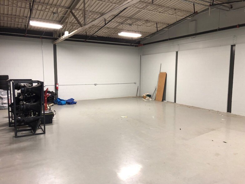 More Photos Of 7878 Gull Rd, Richland Warehouse For Lease