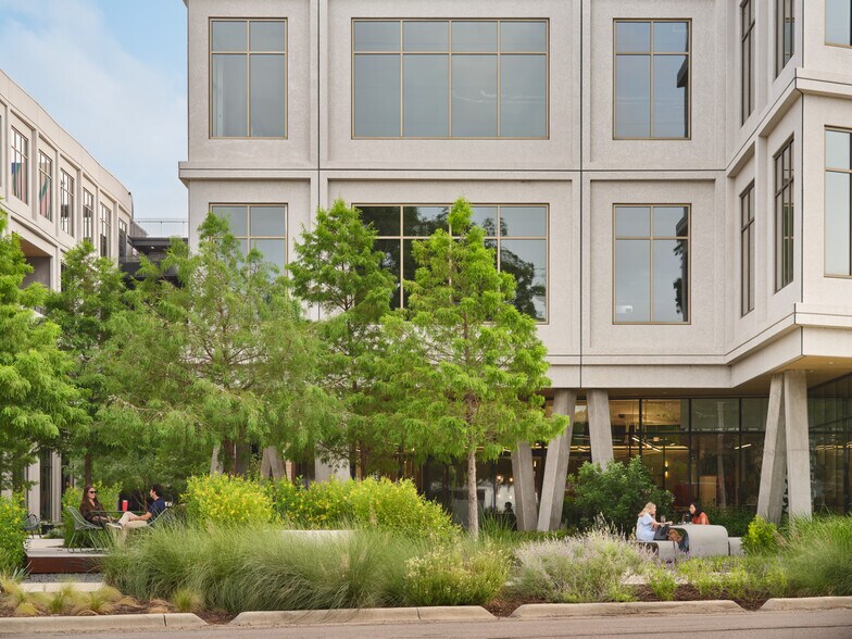 More Photos Of 3232 E Cesar Chavez St, Austin Unknown For Lease