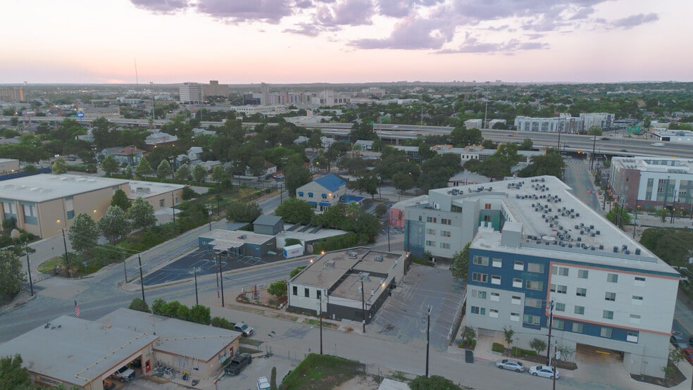 More Photos Of 915 Dallas St, San Antonio Flex For Lease