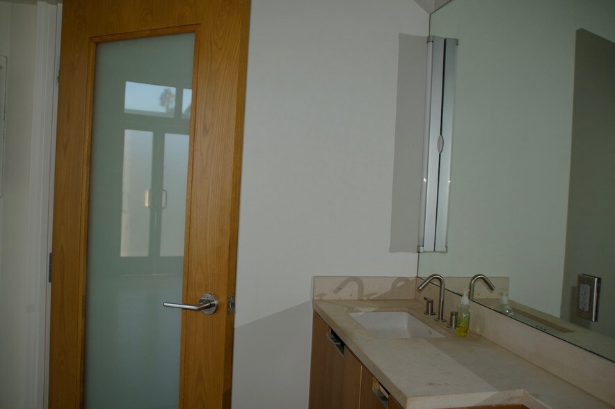 More Photos Of 8 Brooks Ave, Venice Apartments For Lease