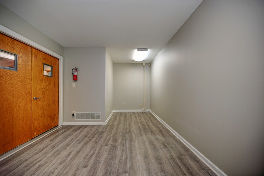 More Photos Of 270 Route 9 N, Manalapan Township Office For Lease