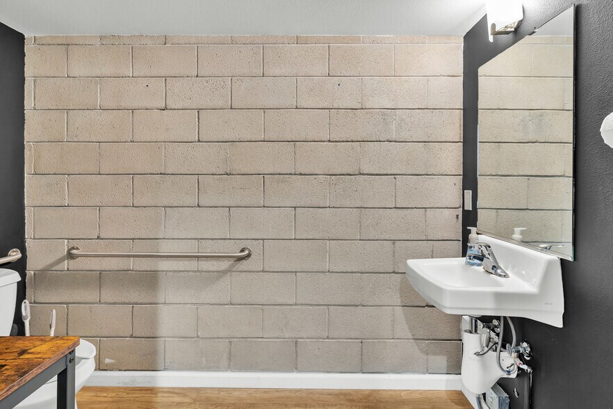 More Photos Of 2487 Kettner Blvd, San Diego Office For Sale