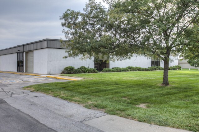 Primary Photo Of 4901-4917 F St, Omaha Warehouse For Lease