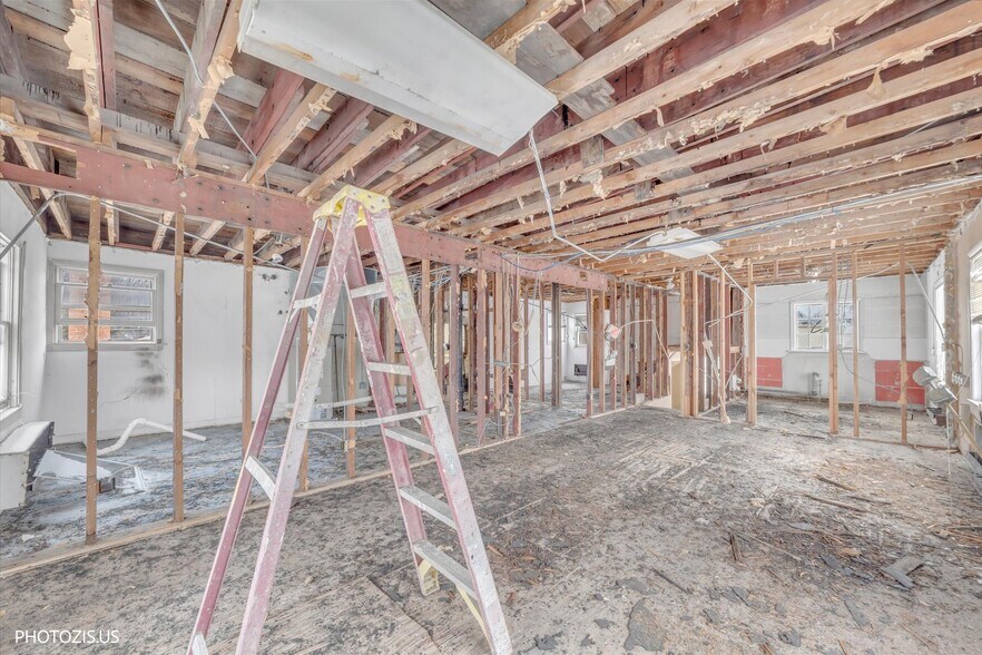 More Photos Of 122 W Northwest Hwy, Barrington Freestanding For Sale