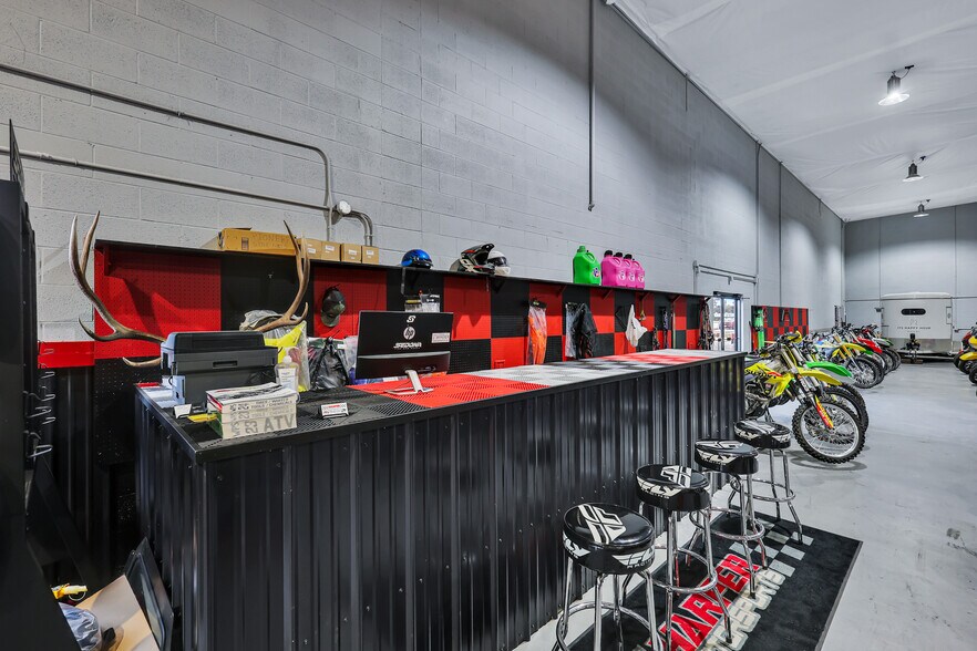 More Photos Of 7168 N Government Way, Dalton Gardens Warehouse For Lease