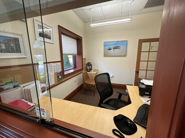 More Photos Of 95 Toledo St, Farmingdale Flex For Lease