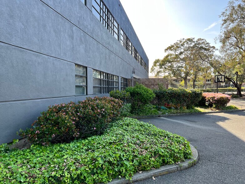 More Photos Of 401 Roland Way, Oakland Office For Sale