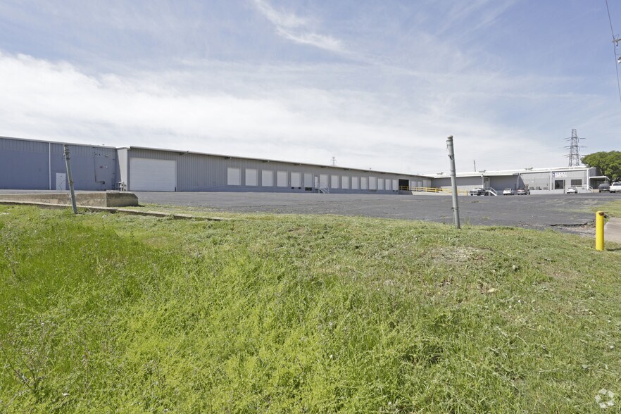 More Photos Of 2100 E Union Bower Rd, Irving Warehouse For Lease