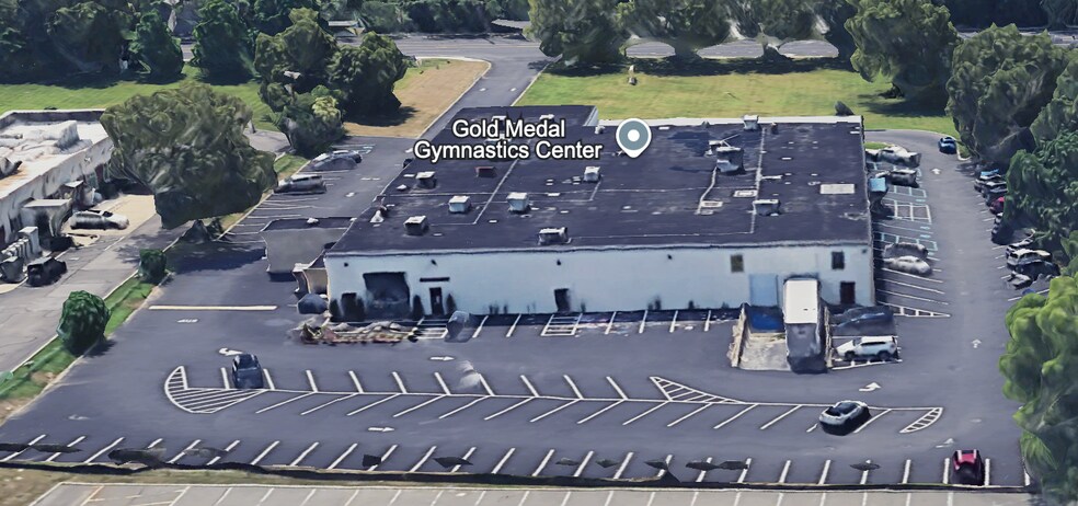 More Photos Of 266 Pulaski Rd, Greenlawn Light Manufacturing For Lease