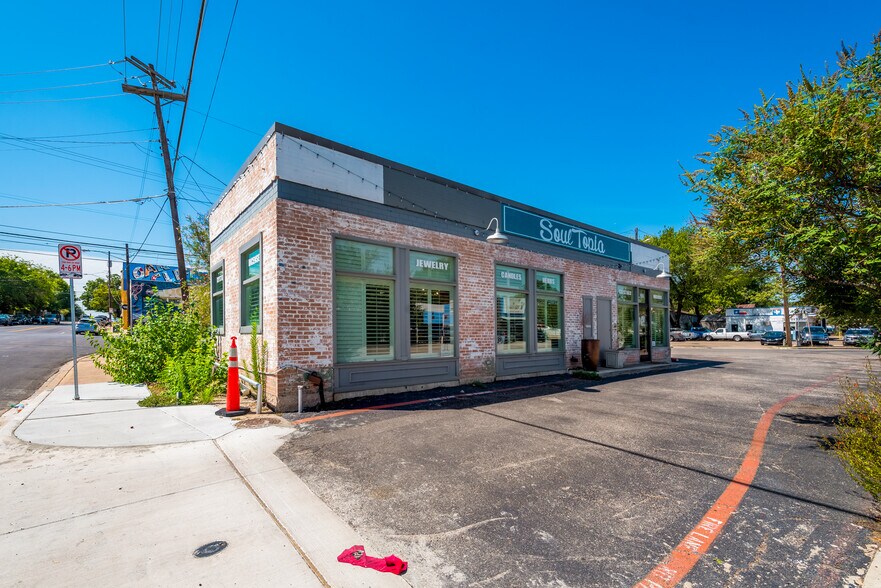 More Photos Of 900 W Davis St, Dallas Freestanding For Lease