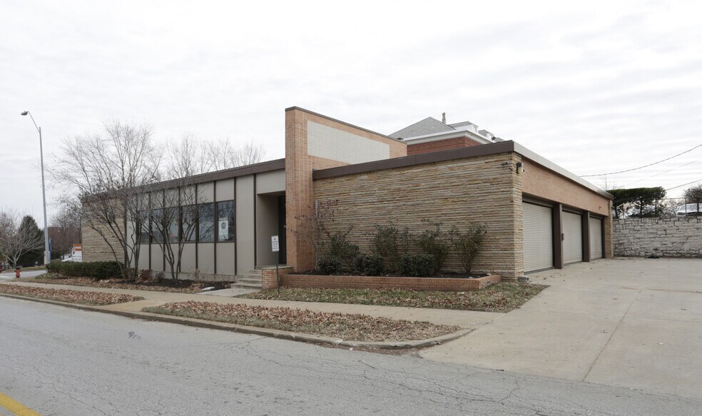 More Photos Of 901 W 43rd St, Kansas City Office For Sale