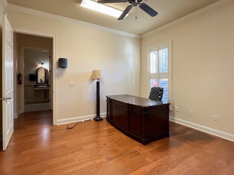 More Photos Of 1201 S Purpera Ave, Gonzales Office For Lease