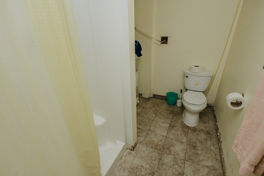 More Photos Of 830 N Kansas Ave, Topeka Bar For Sale