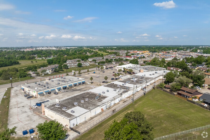 More Photos Of 11078 Veterans Memorial Dr, Houston General Retail For Lease