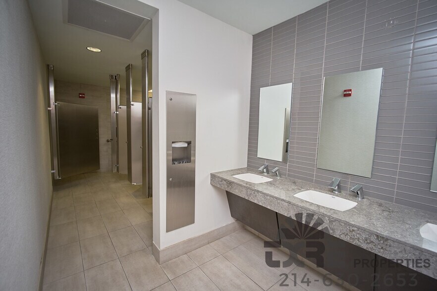 More Photos Of 1250 W Mockingbird Ln, Dallas Office For Lease