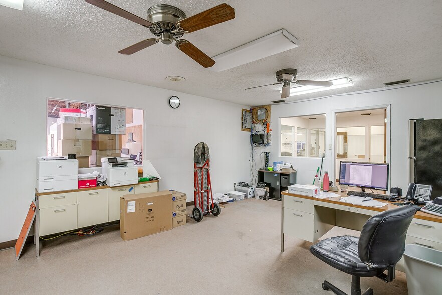 More Photos Of 1841 W Division St, Arlington Warehouse For Sale