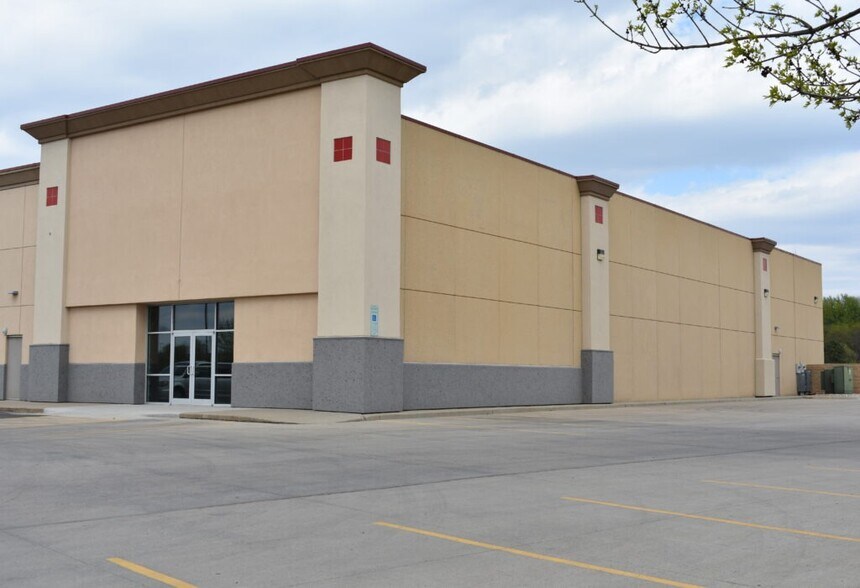 More Photos Of 2808 S Louise Ave, Sioux Falls Supermarket For Lease