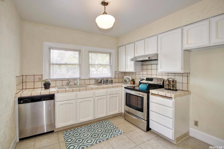 More Photos Of 1901-1903 H St, Sacramento Apartments For Sale