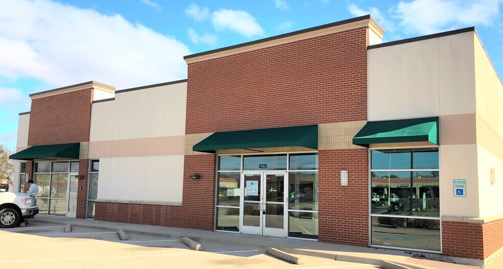 More Photos Of 6221-6225 McCart Ave, Fort Worth Freestanding For Lease