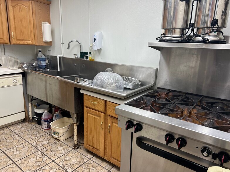 More Photos Of 236 Middlebelt Rd, Garden City Religious Facility For Lease