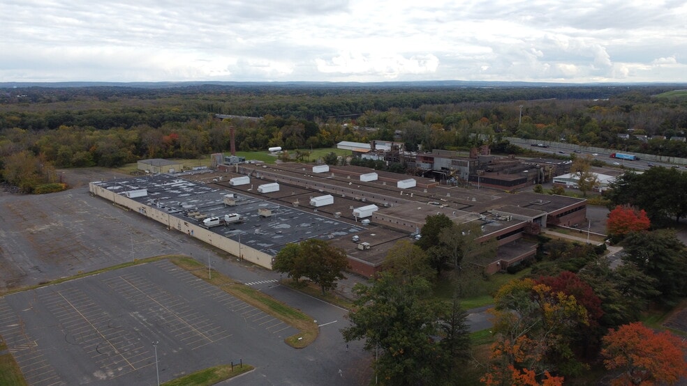 More Photos Of 92 Deerfield Rd, Windsor Unknown For Lease