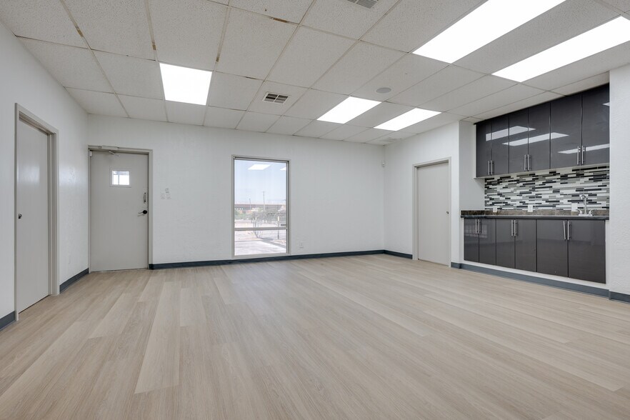 More Photos Of 2560 E Long Ave, Fort Worth Service For Lease