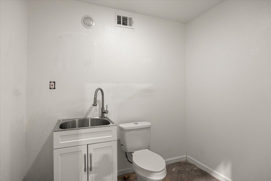 More Photos Of 1817 S Morgan St, Granbury Auto Dealership For Sale