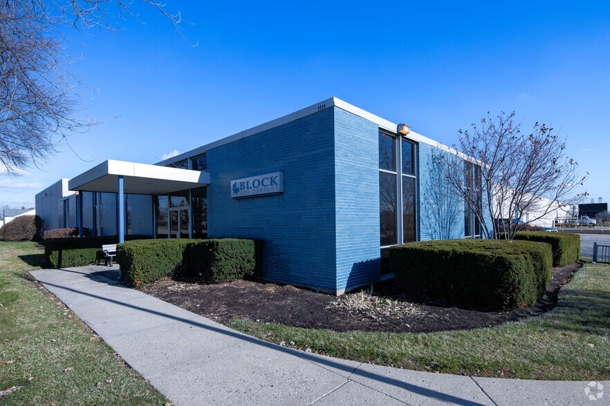 More Photos Of 1111 S Wheeling Rd, Wheeling Warehouse For Lease