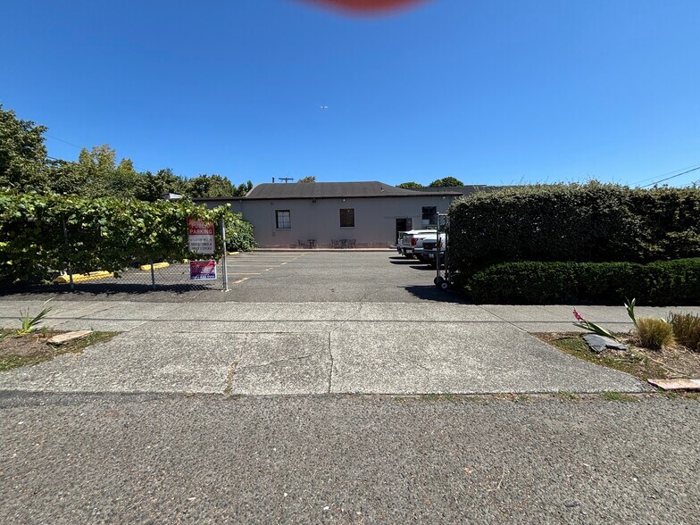 More Photos Of 3410 Woodland Park Ave N, Seattle Warehouse For Lease