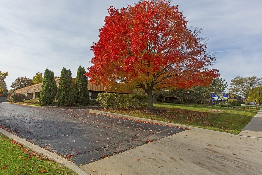 More Photos Of 3701 Commercial Dr, Northbrook Office For Lease