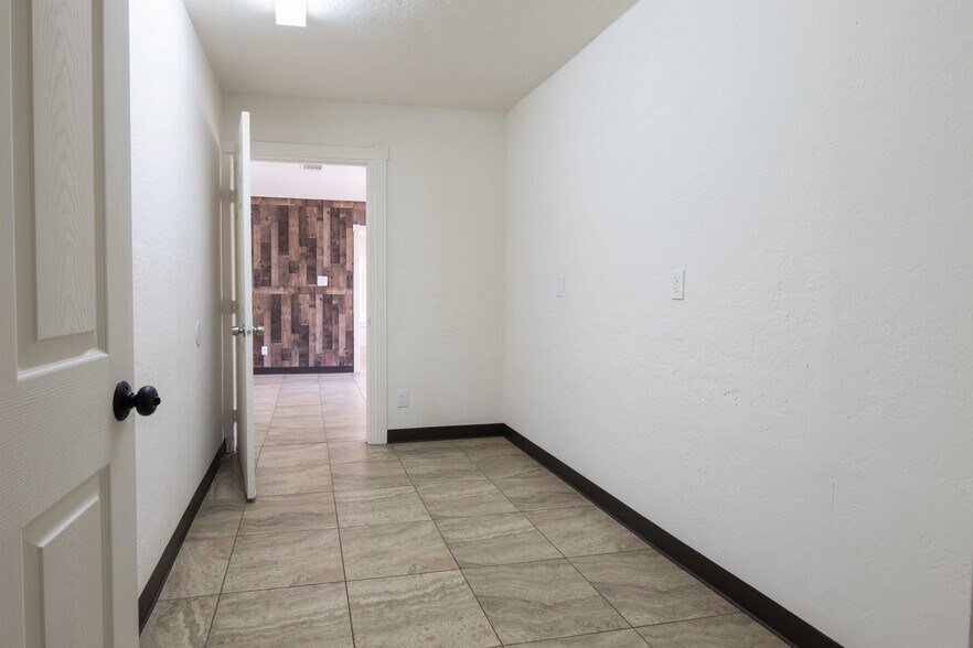 More Photos Of 825 Fairmont Pkwy, Pasadena Office For Sale