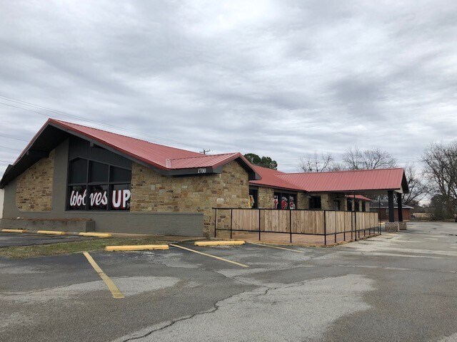 More Photos Of 1700 S Caraway Rd, Jonesboro Restaurant For Lease