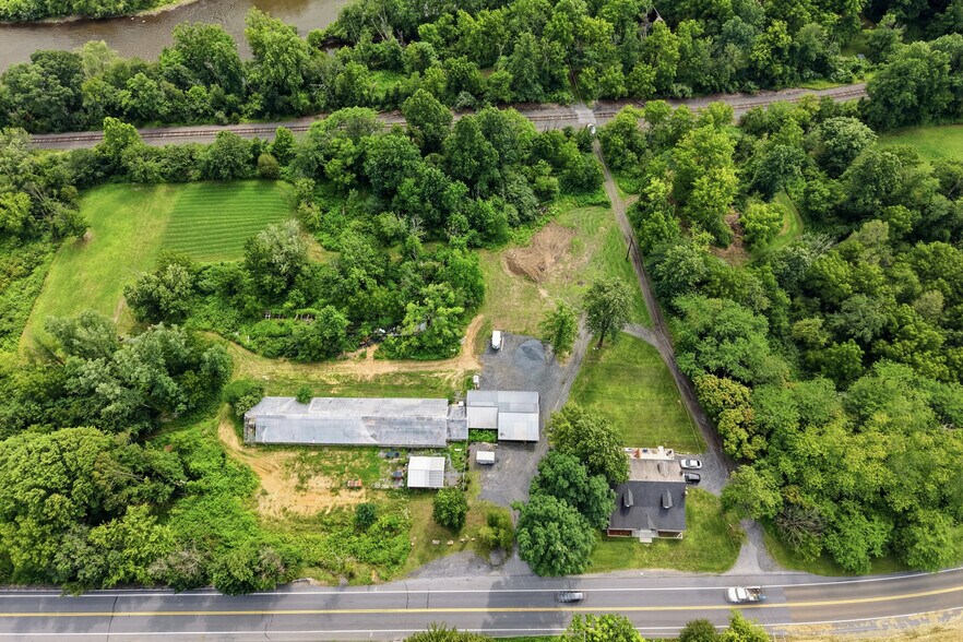 More Photos Of 429 Riverview Dr, Walnutport Flex For Sale
