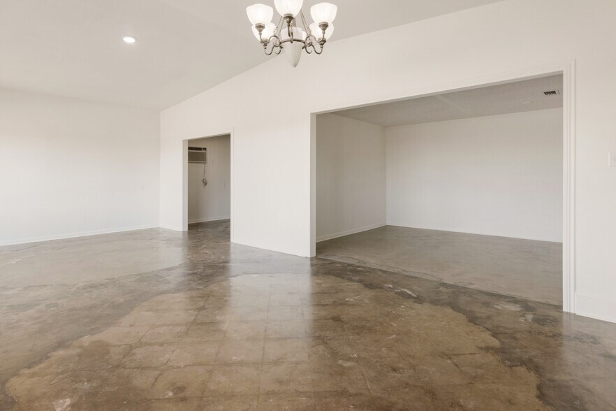More Photos Of 4737 TX-91, Denison Showroom For Lease