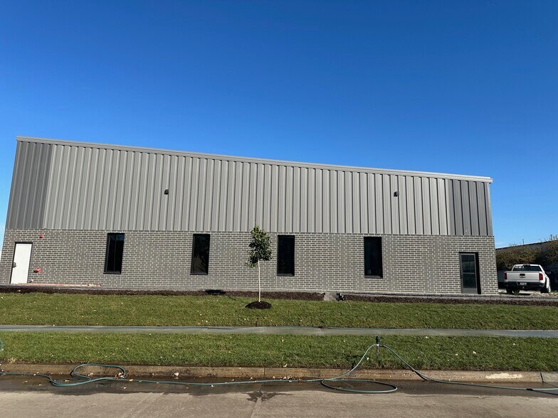 More Photos Of 1035 SE Frontier Ave, Waukee Industrial For Sale