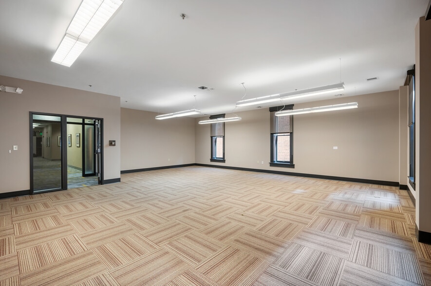 More Photos Of 108 S Walnut St, Muncie Office For Sale